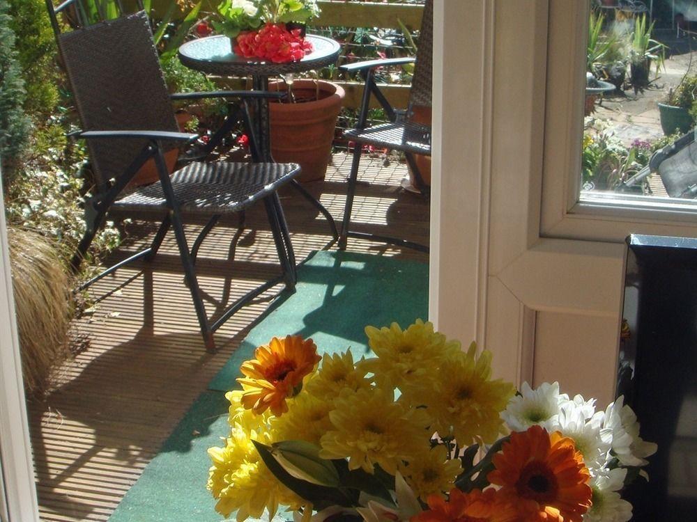Harlequin Guest House With Parking Уэймут Экстерьер фото