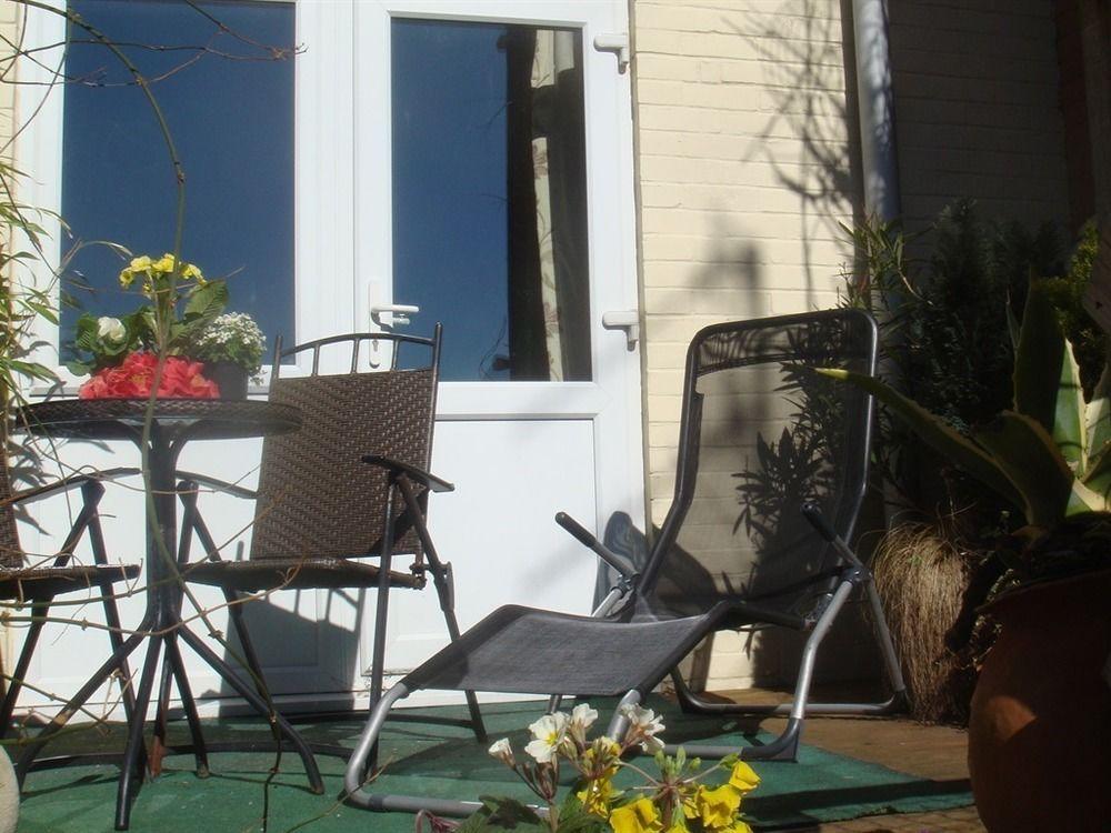 Harlequin Guest House With Parking Уэймут Экстерьер фото
