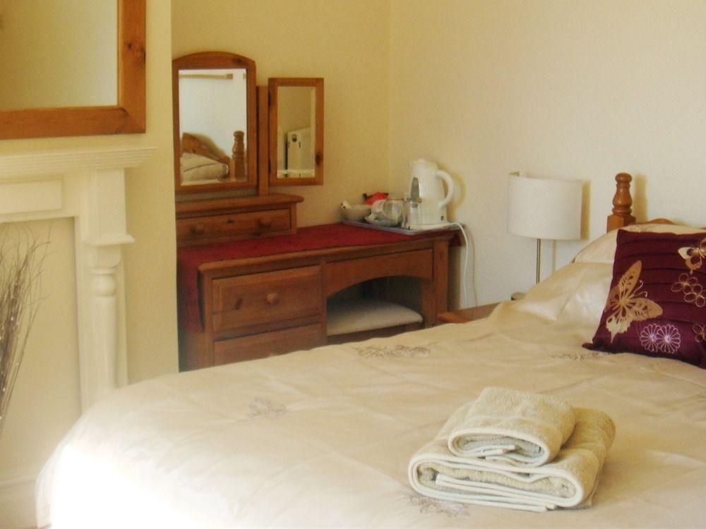 Harlequin Guest House With Parking Уэймут Экстерьер фото
