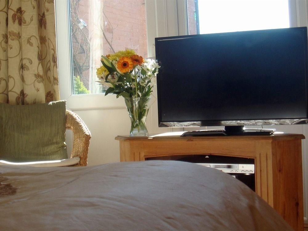 Harlequin Guest House With Parking Уэймут Экстерьер фото