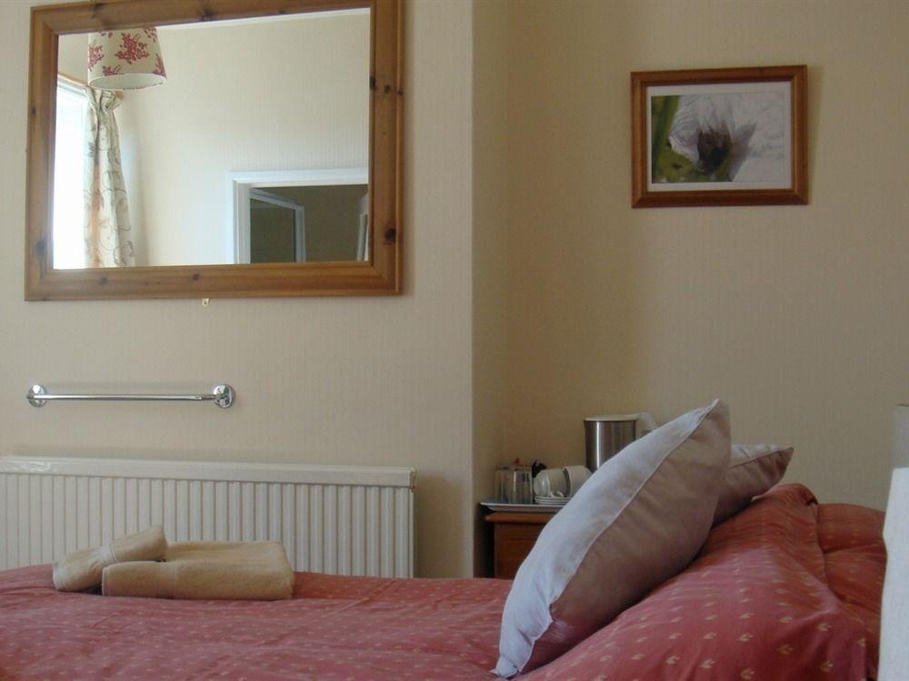 Harlequin Guest House With Parking Уэймут Экстерьер фото