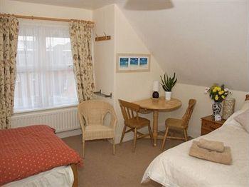 Harlequin Guest House With Parking Уэймут Экстерьер фото