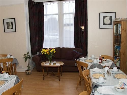 Harlequin Guest House With Parking Уэймут Экстерьер фото