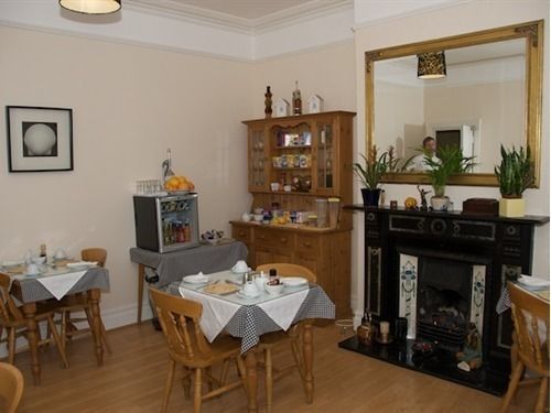 Harlequin Guest House With Parking Уэймут Экстерьер фото